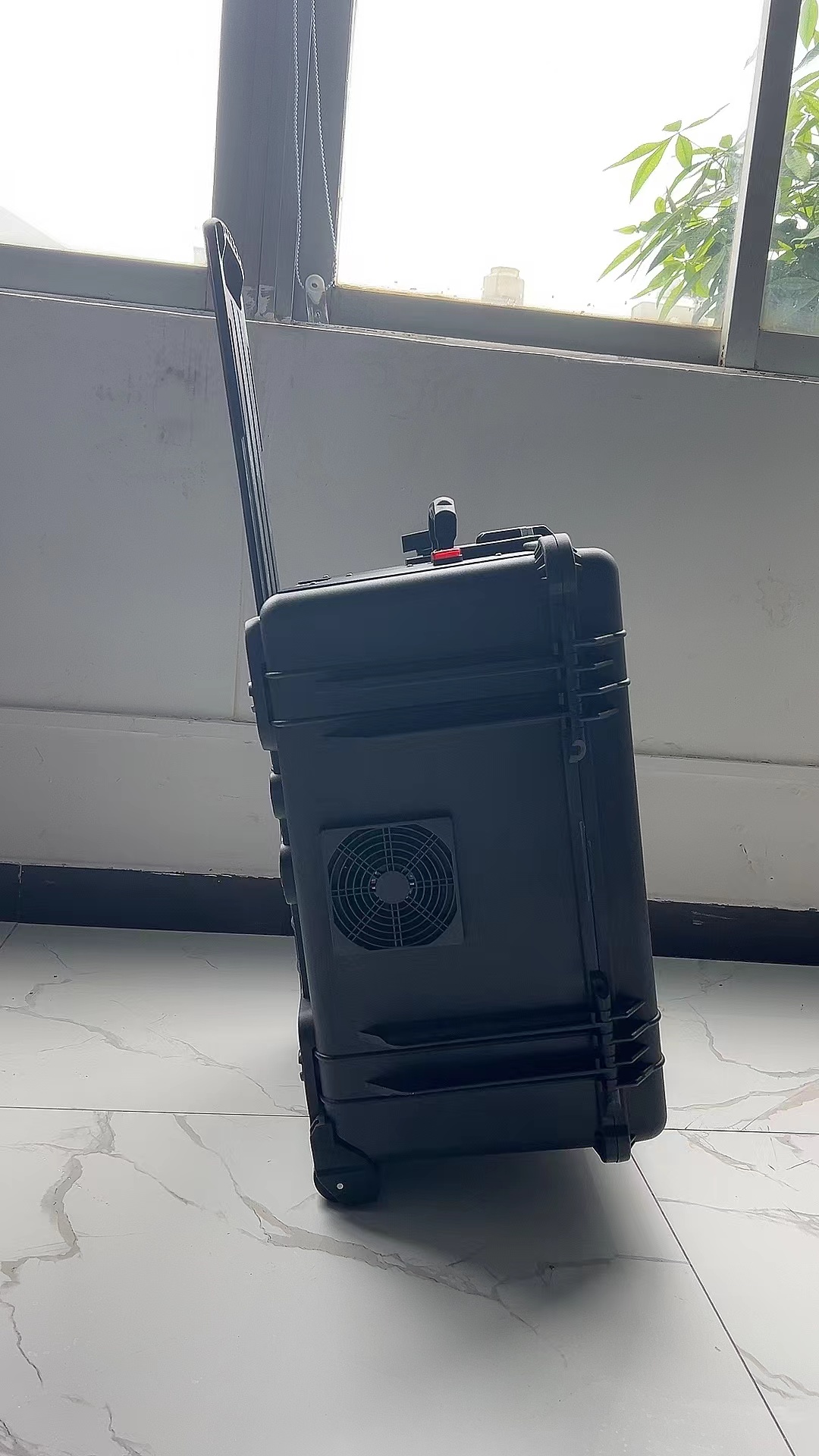 龙胜手拉箱型移动通信干扰器